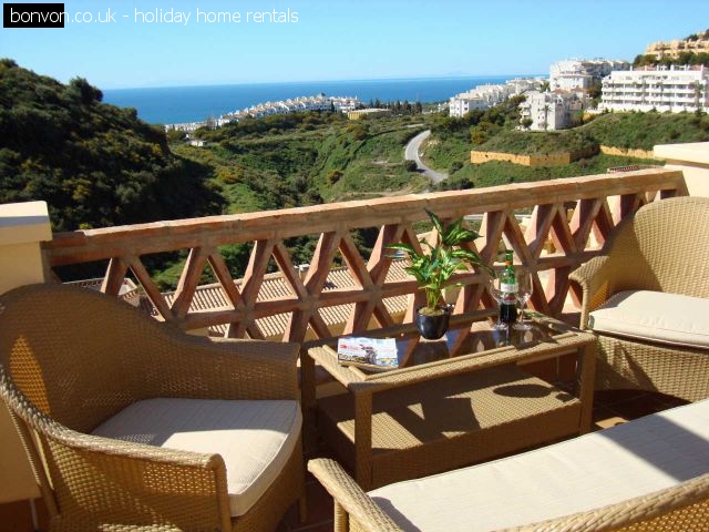 "FABULOUS" 3 BED HOLIDAY PENTHOUSE APARTMENT. EXCELLENT LOCATION & SUPERB SEA VIEW!